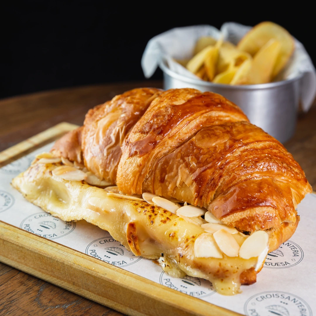 Croissants Salgados - Brie, mel & amêndoas